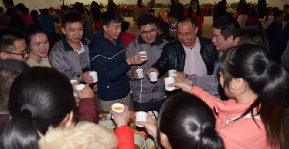 其樂融融年夜飯，歡聚一堂樂開懷